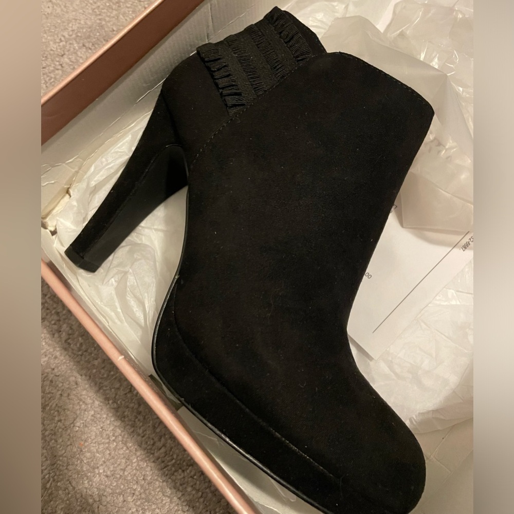 Black heeled boots